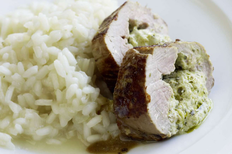 Filet mignon de porc farci au pesto sur risotto
