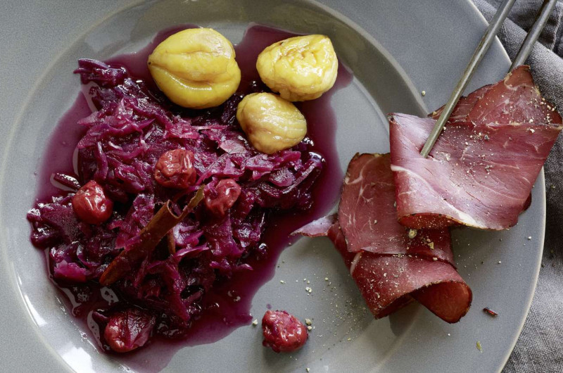 Chou rouge aux griottes avec jambon cru de sanglier