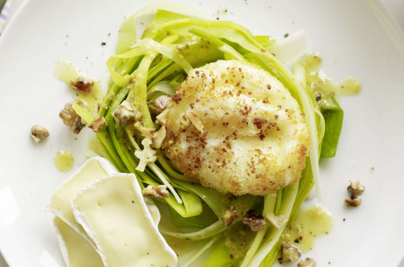 Salade de poireaux avec œuf croustillant
