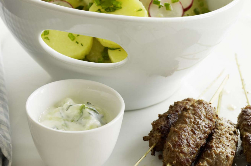 Salade de pommes de terre avec brochette de viande