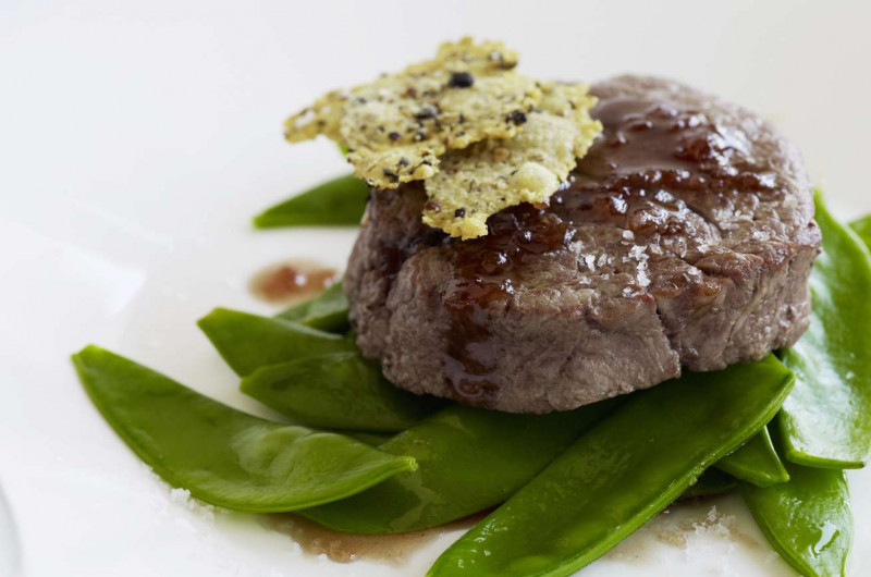 Filet de bœuf avec sauce au porto et tuiles au poivre