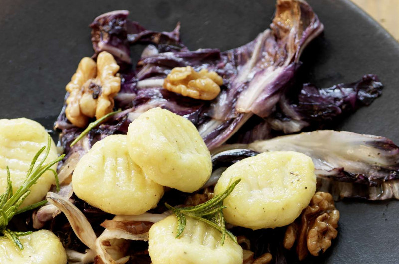 Gnocchi et cicorino rosso aux noix