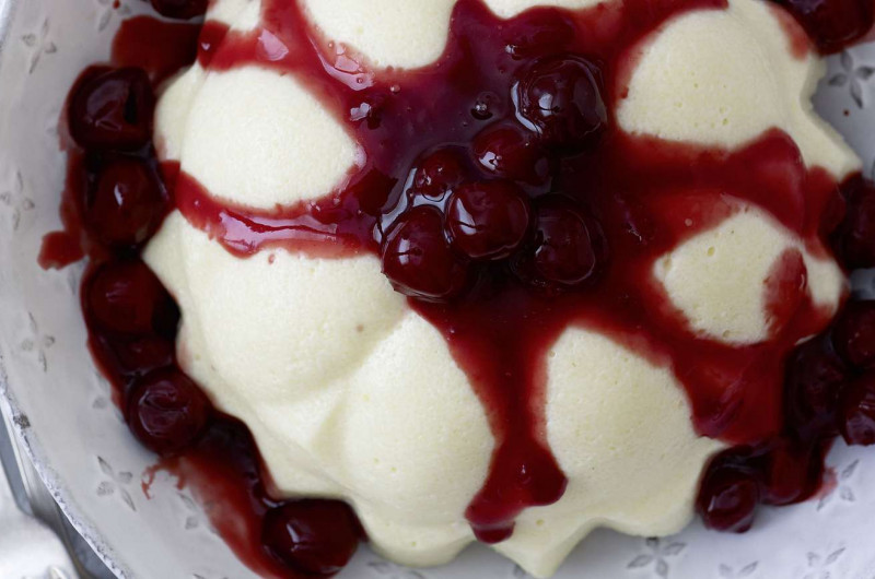 Flan à la semoule avec cerises au porto