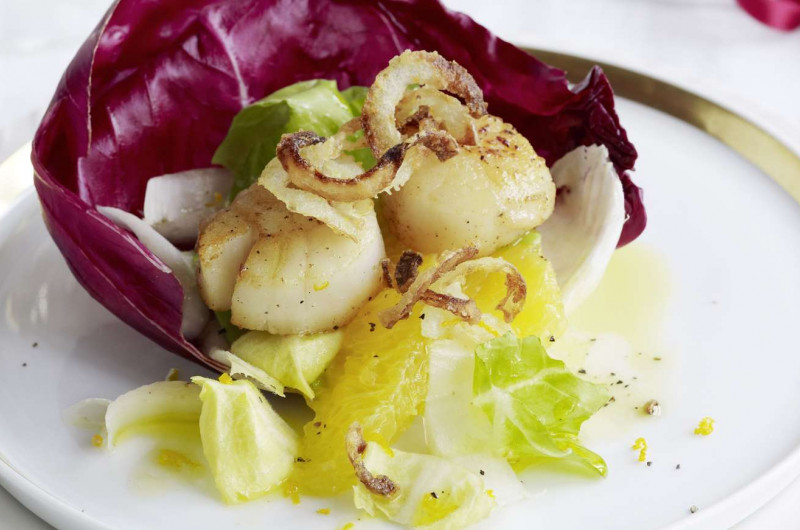 Noix de Saint-Jacques sur salade hivernale