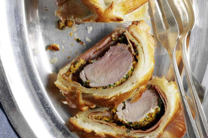 Filet mignon de porc en croûte enrobé de fromage frais et de lard