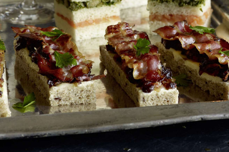 Rectangles aux pruneaux et au lard