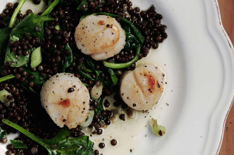 Noix de saint-jacques avec lentilles et épinards