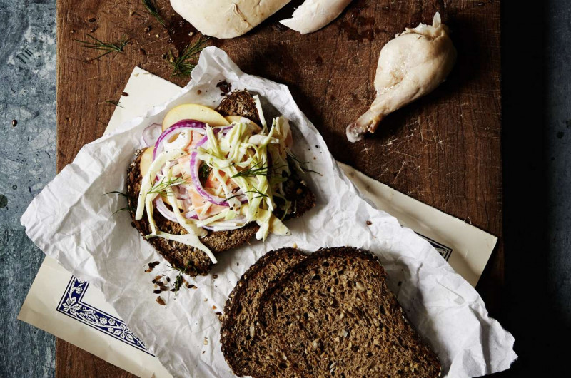 Sandwich à la salade de chou avec pomme et poulet