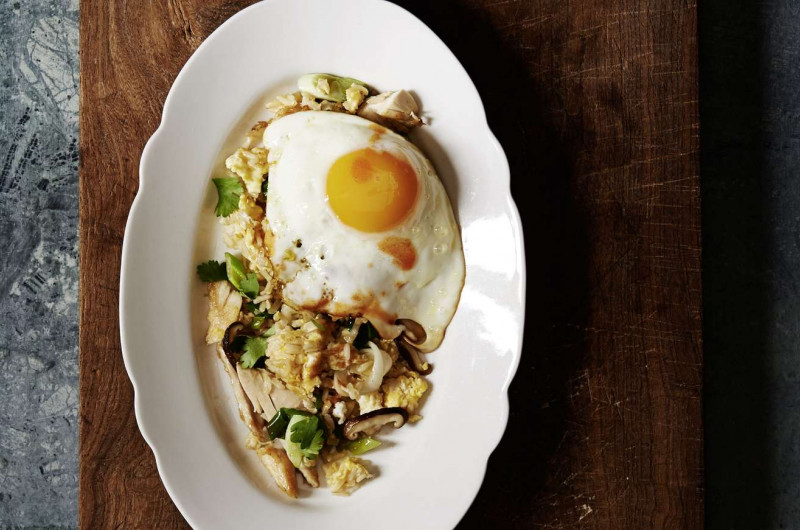 Riz sauté au poulet avec œuf au plat