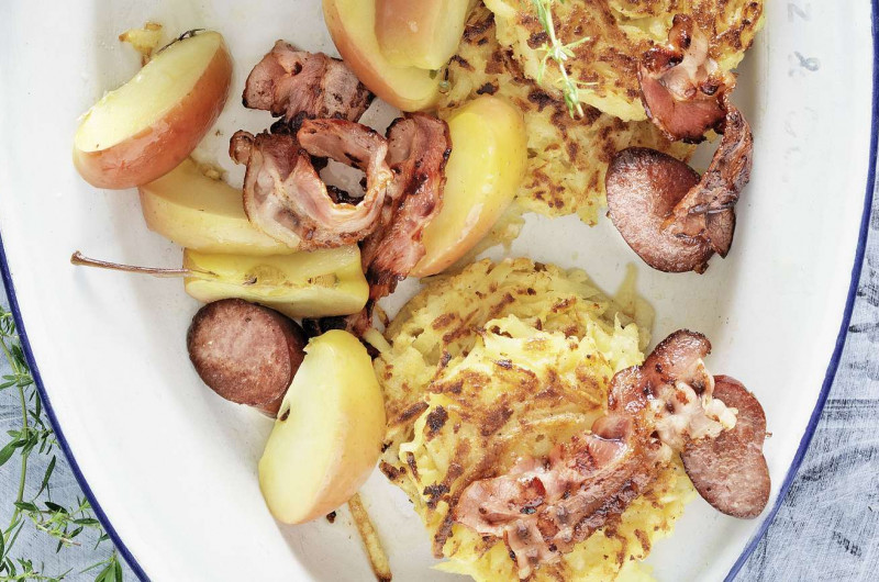 Galettes de pommes de terre avec pomme et lard