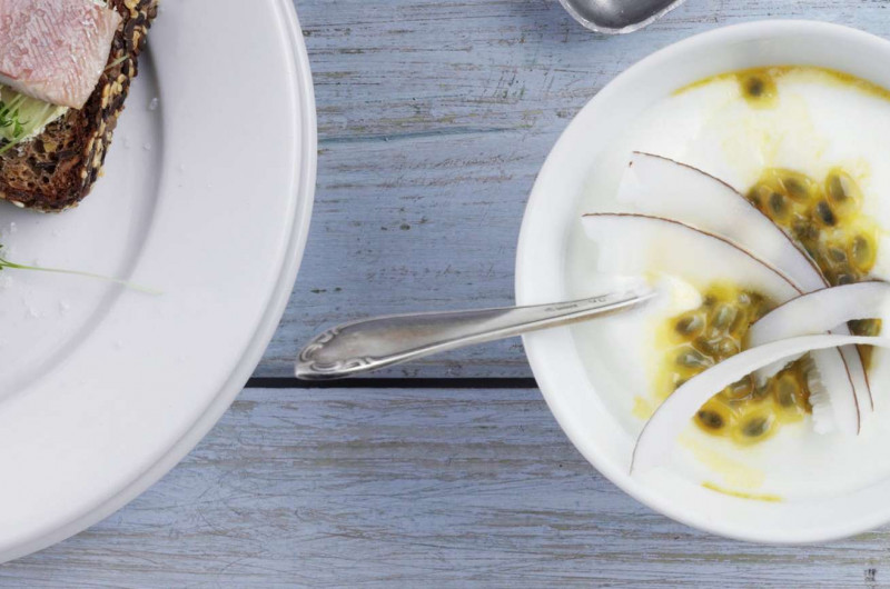 Mousse de yogourt à la noix de coco avec coulis aux fruits de la passion