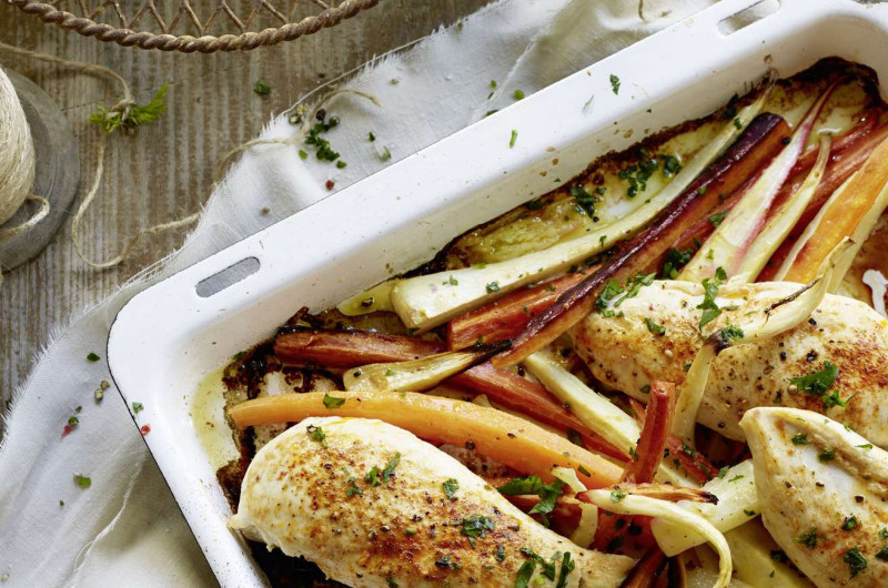 Légumes-racines rôtis avec poitrine de poulet