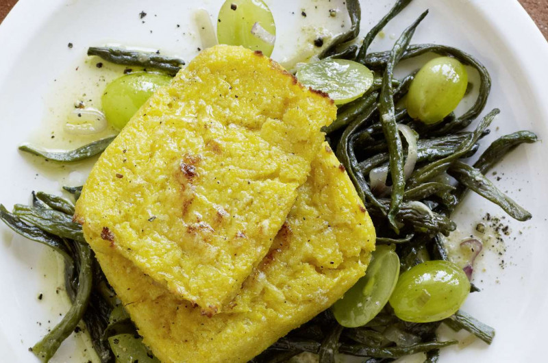 Tranches de polenta avec haricots secs et raisins