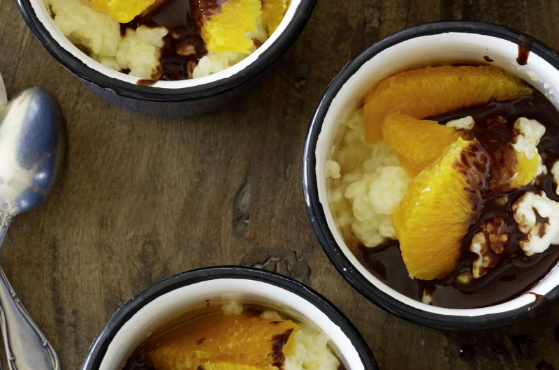 Riz au lait à l’orange avec sauce au chocolat