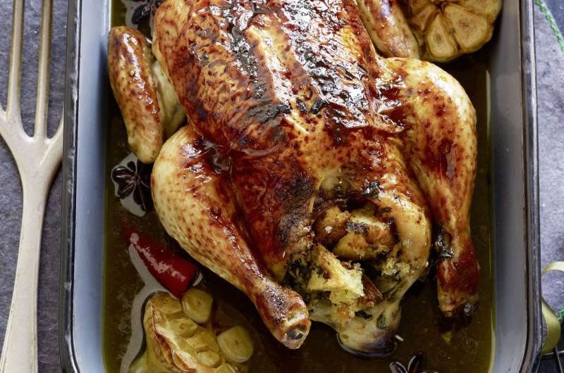 Poulet laqué farci au pain et à la coriandre