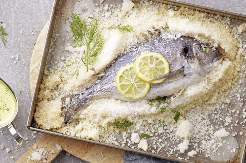 Dorade en croûte de sel avec sauce au citron