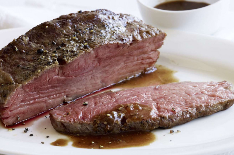 Entrecôte de boeuf avec sauce au vin rouge et à la moutarde