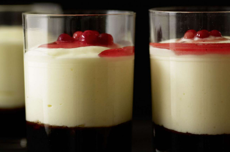 Mousse de yogourt avec gelée de groseille
