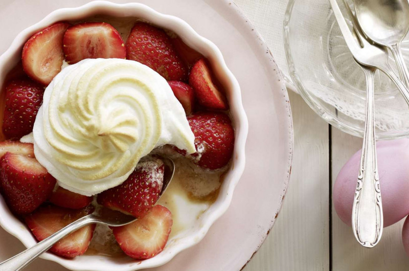 Fraises marinées sous un bonnet meringué