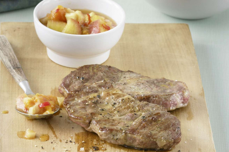 Steak de porc avec chutney de rhubarbe et de papaye