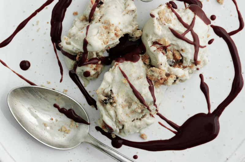 Glace à la banane et au beurre de cacahouètes avec sauce au chocolat