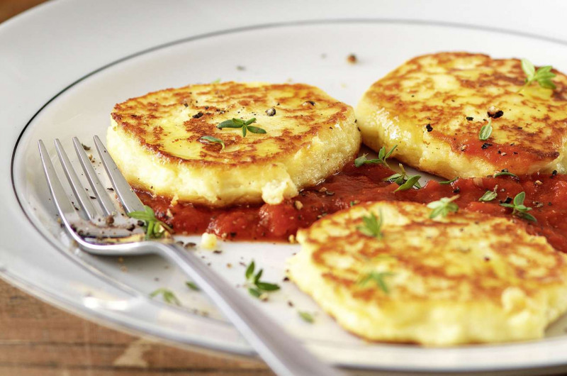 Galettes de ricotta sur sauce tomate