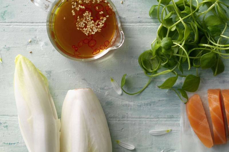 Salade d’endives et de pourpier avec saumon et vinaigrette au sésame