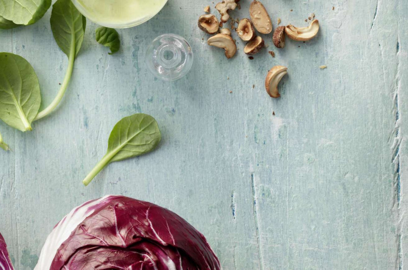 Salade mêlée et chicorée rouge avec vinaigrette à l’ail
