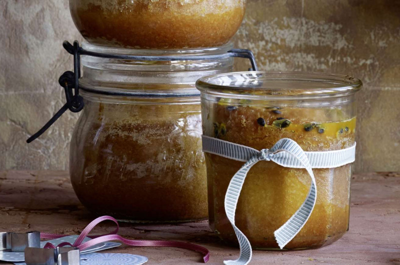 Gâteaux fruit de la passion-citron vert avec coulis