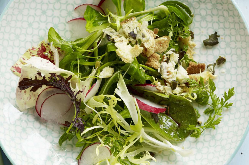 Salade printanière et crumble au fromage