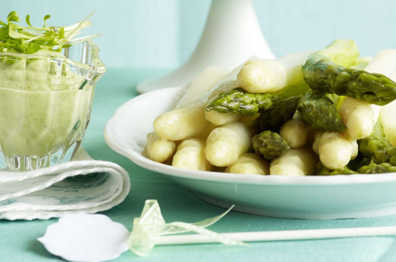 Asperges et duo de sauces verte et blanche