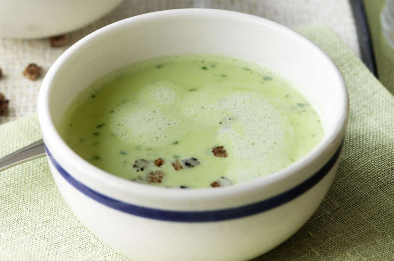 Velouté à l’ail des ours et croûtons de pain de seigle