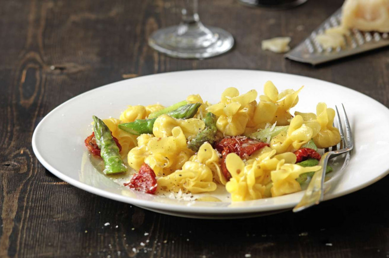 Sacchettini allo speck avec asperges et tomates séchées