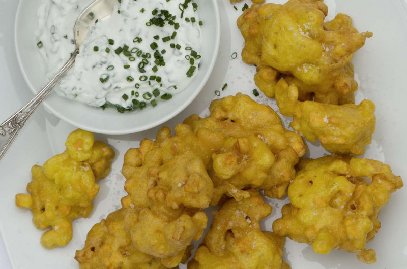 Beignets de maïs et de patate douce, yogourt à la ciboulette