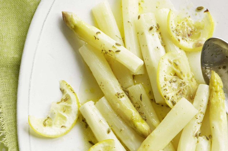 Asperges à l’absinthe au four