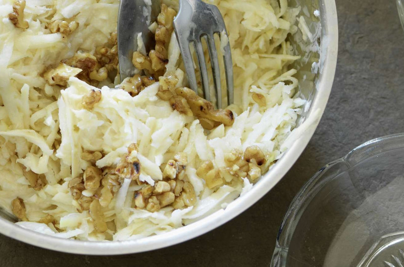 Salade de céleri avec noix au miel
