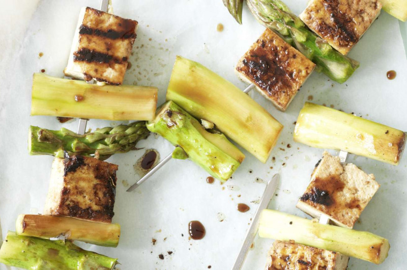 Brochettes de tofu et d’asperges