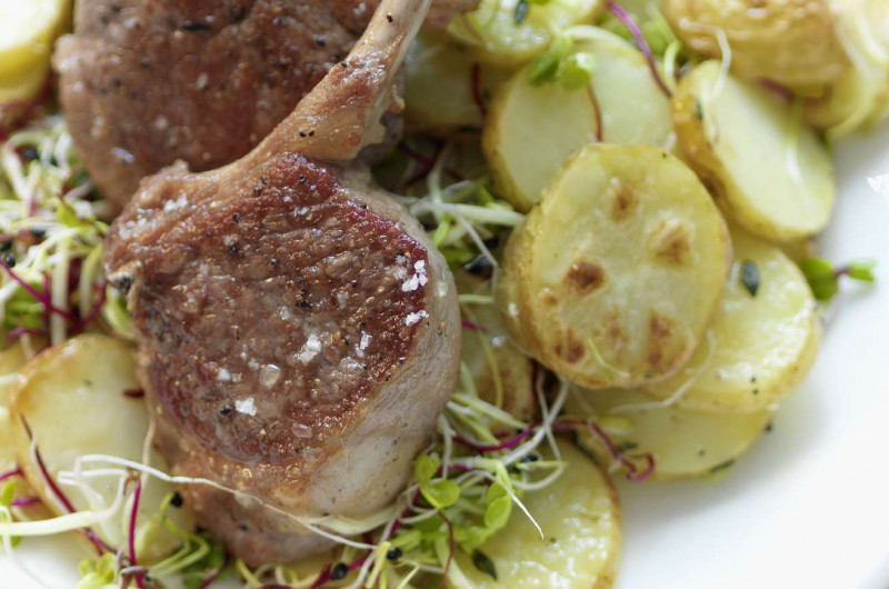 Côtelettes d’agneau et salade de pommes de terre