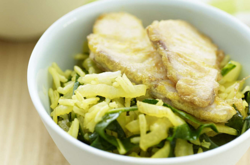 Poêlée de riz aux côtes de bette et au poisson