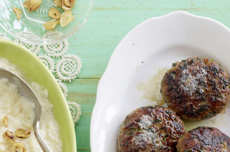 Boulettes de viande hachée aux épinards avec risotto à l’ail