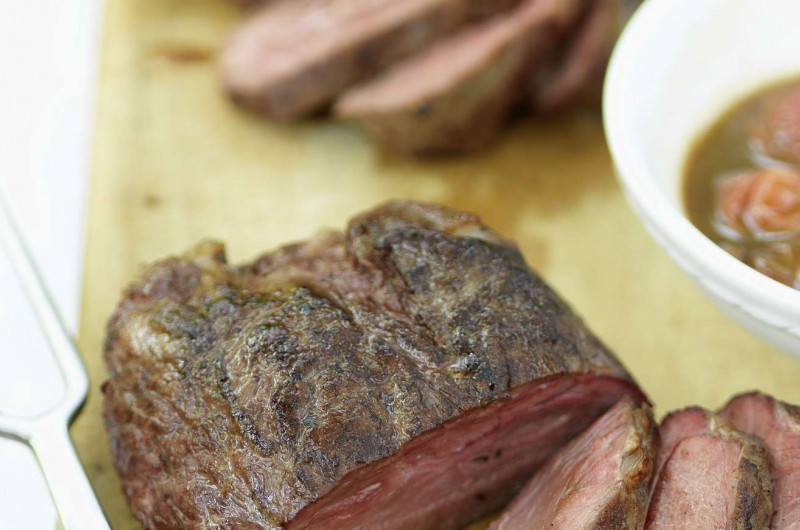Quasi d’agneau avec sauce balsamique aux cerises