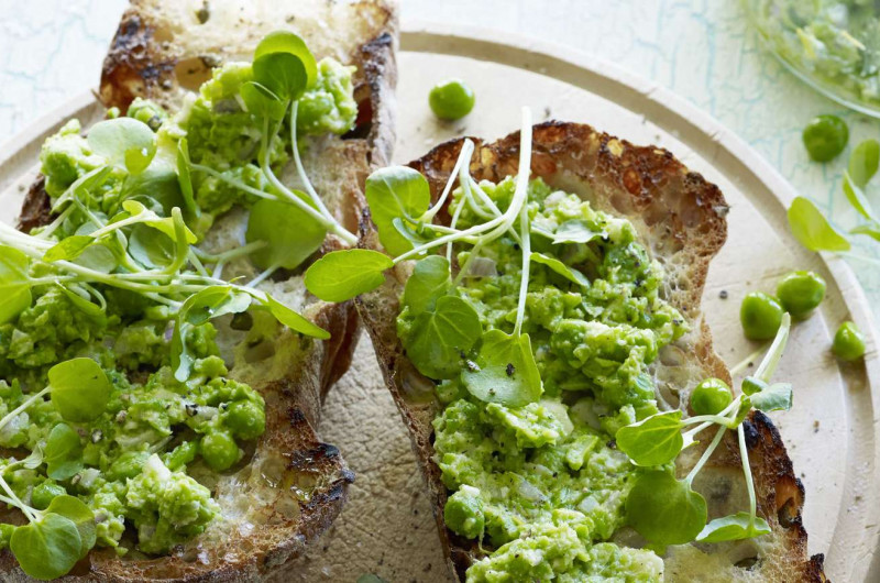 Baguette avec écrasée de petits pois et cresson de fontaine