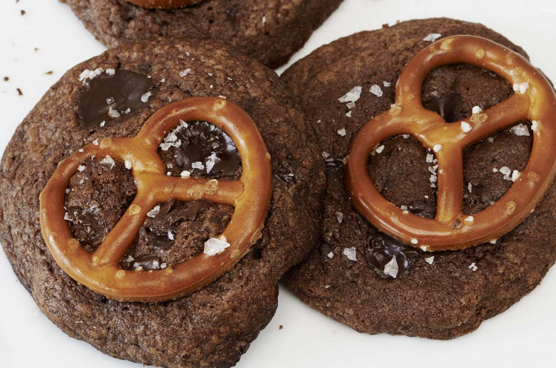 Cookies au chocolat noir avec bretzels au sel
