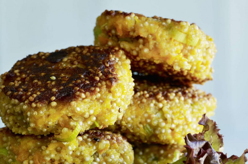 Galettes de quinoa sur salade verte