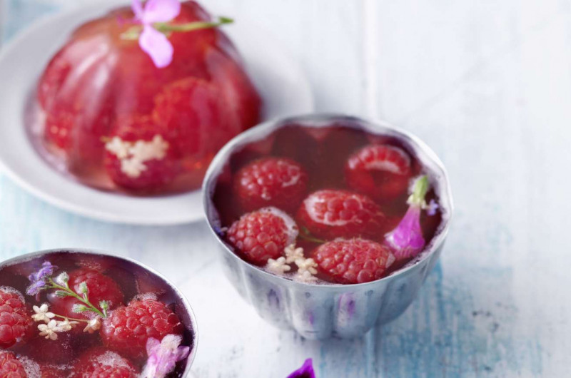 Gelée au prosecco avec fleurs de sureau et framboises