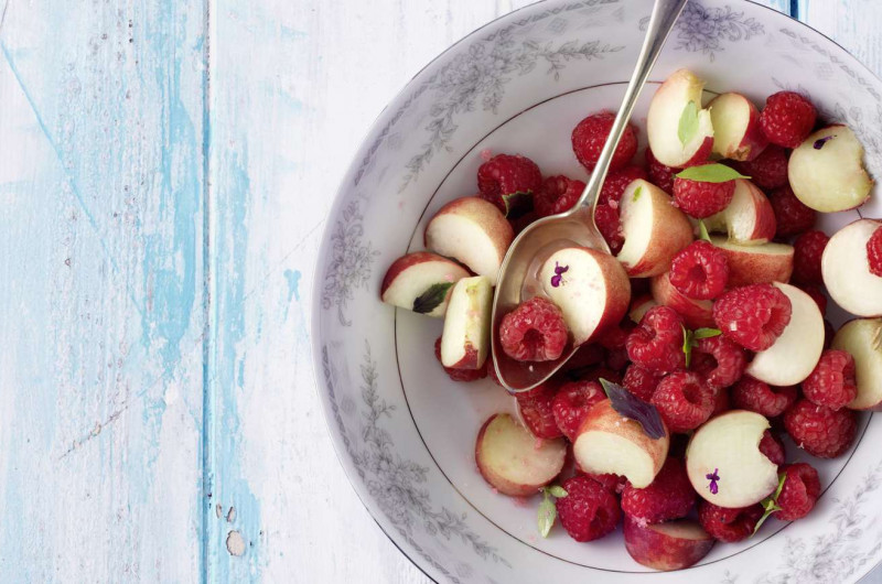 Salade de framboises et de pêches avec basilic