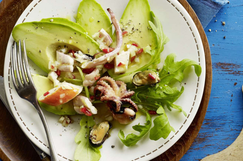Salade de fruits de mer sur avocat