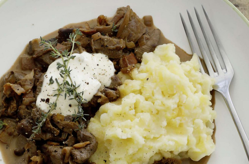 Emincé de chevreuil avec purée de pommes de terre à la pomme