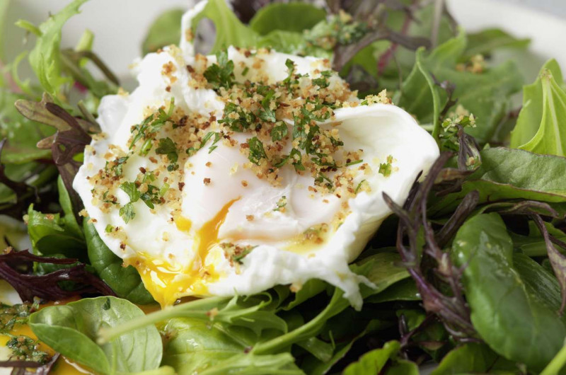 Salade estivale avec œuf poché croustillant