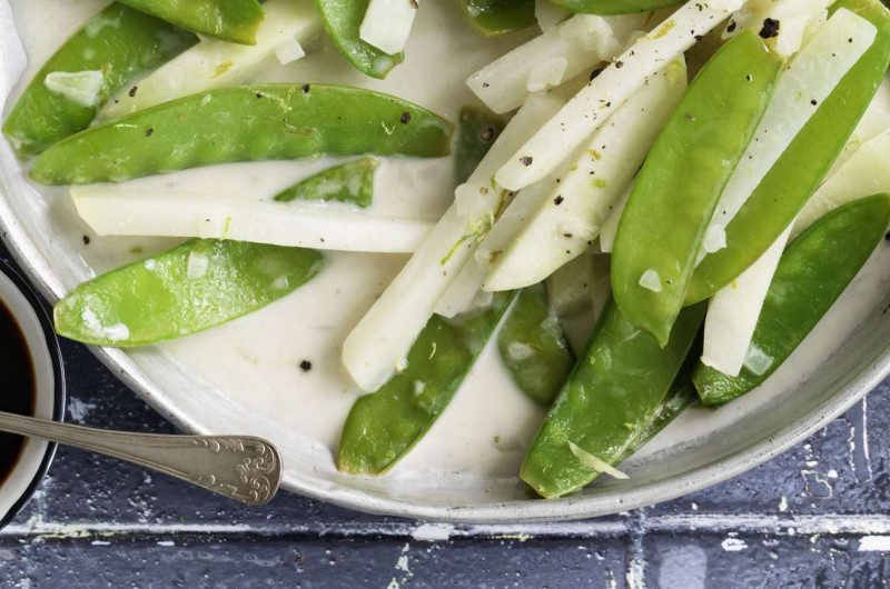 Poêlée de colraves et de pois mange-tout au lait de noix de coco
